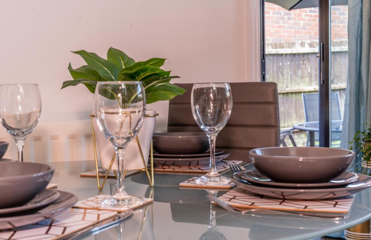 Mk City Center House, Perfect For Families, Groups, Free Parking, Sky Tv, Desk Space Managed By Chique Properties Ltd Milton Keynes Bagian luar foto